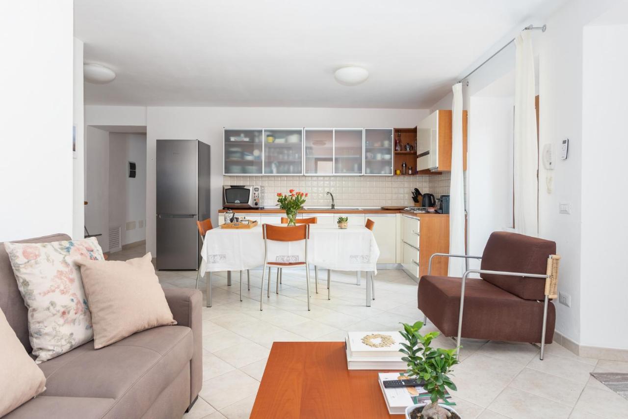 Spacious 3-Bedroom Apartment With Courtyard In Tempio Pausania - Perfect For Families Dış mekan fotoğraf