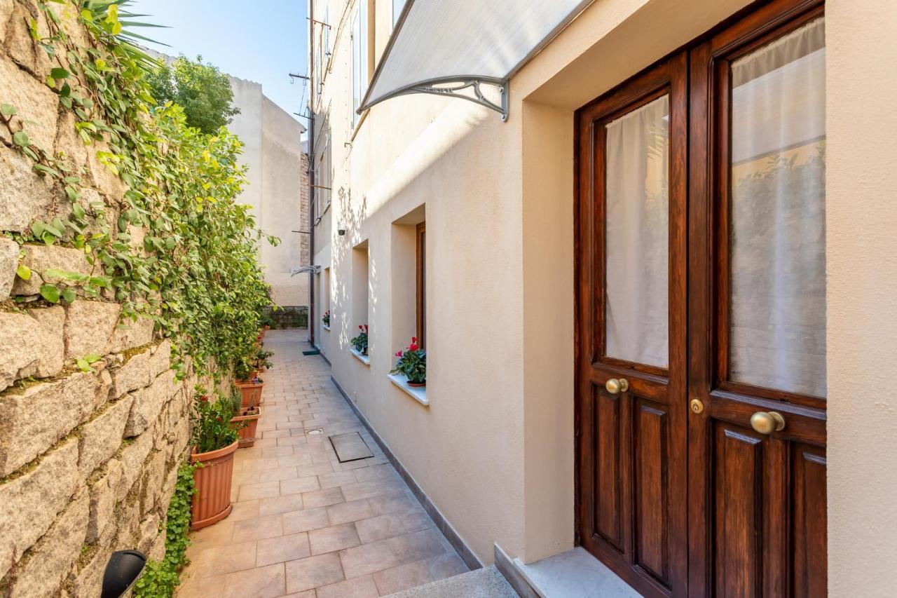 Spacious 3-Bedroom Apartment With Courtyard In Tempio Pausania - Perfect For Families Dış mekan fotoğraf