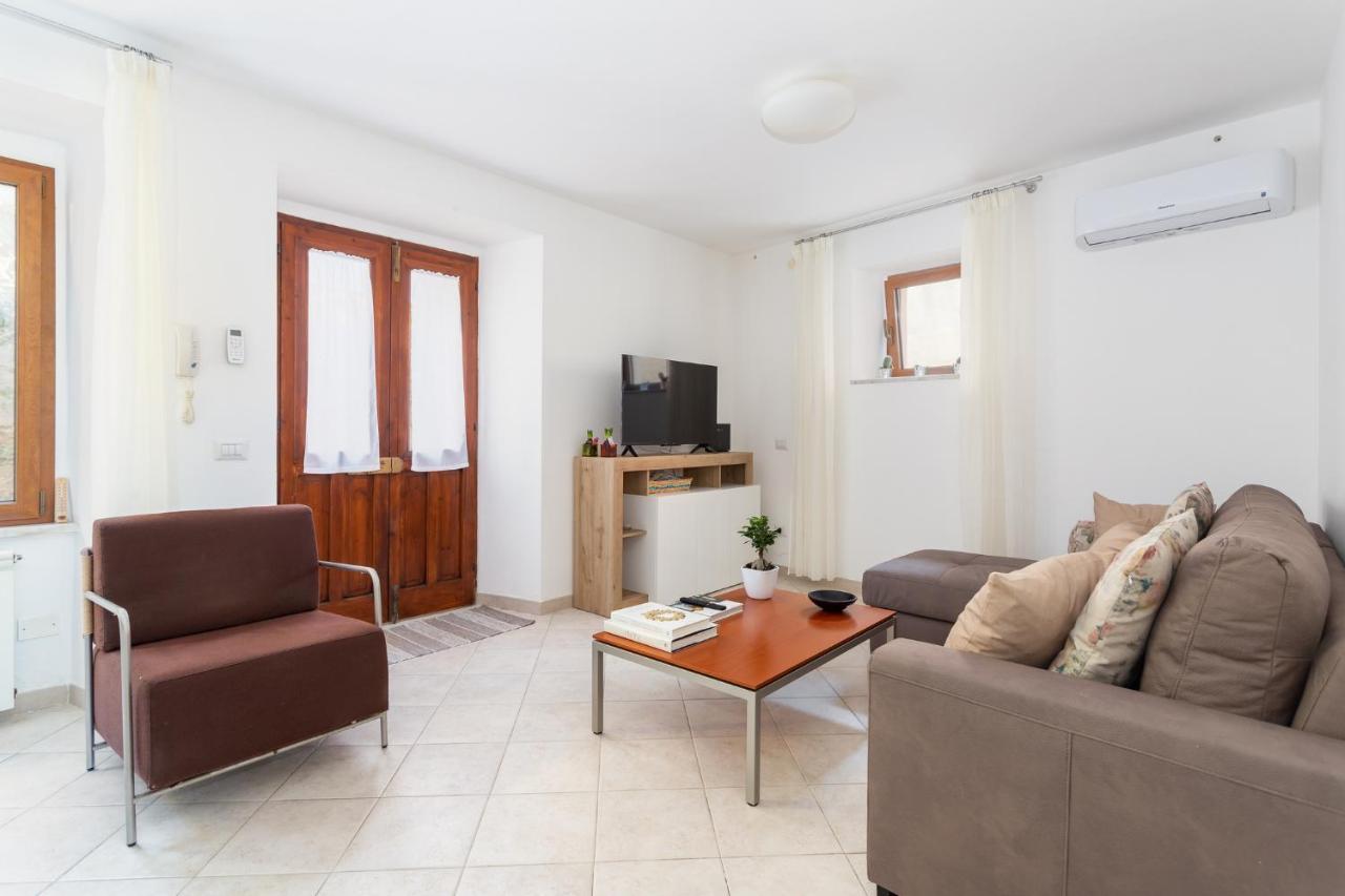 Spacious 3-Bedroom Apartment With Courtyard In Tempio Pausania - Perfect For Families Dış mekan fotoğraf